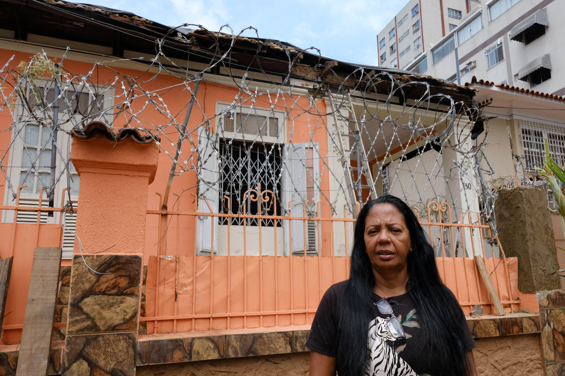 Angélica Cristina teve a casa atingida por árvore que caiu na Rua Gurupi no Grajaú e está sem luz desde o final de semana, nesta quarta-feira (18). - Pedro Teixeira/Agência O Dia