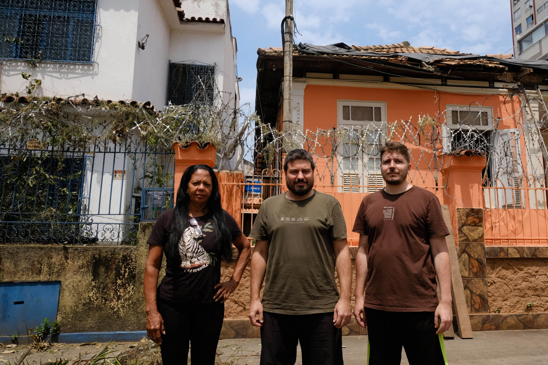 Angélica Cristina teve a casa atingida por árvore que caiu na Rua Gurupi no Grajaú e está sem luz desde o final de semana, nesta quarta-feira (18). - Pedro Teixeira/Agência O Dia