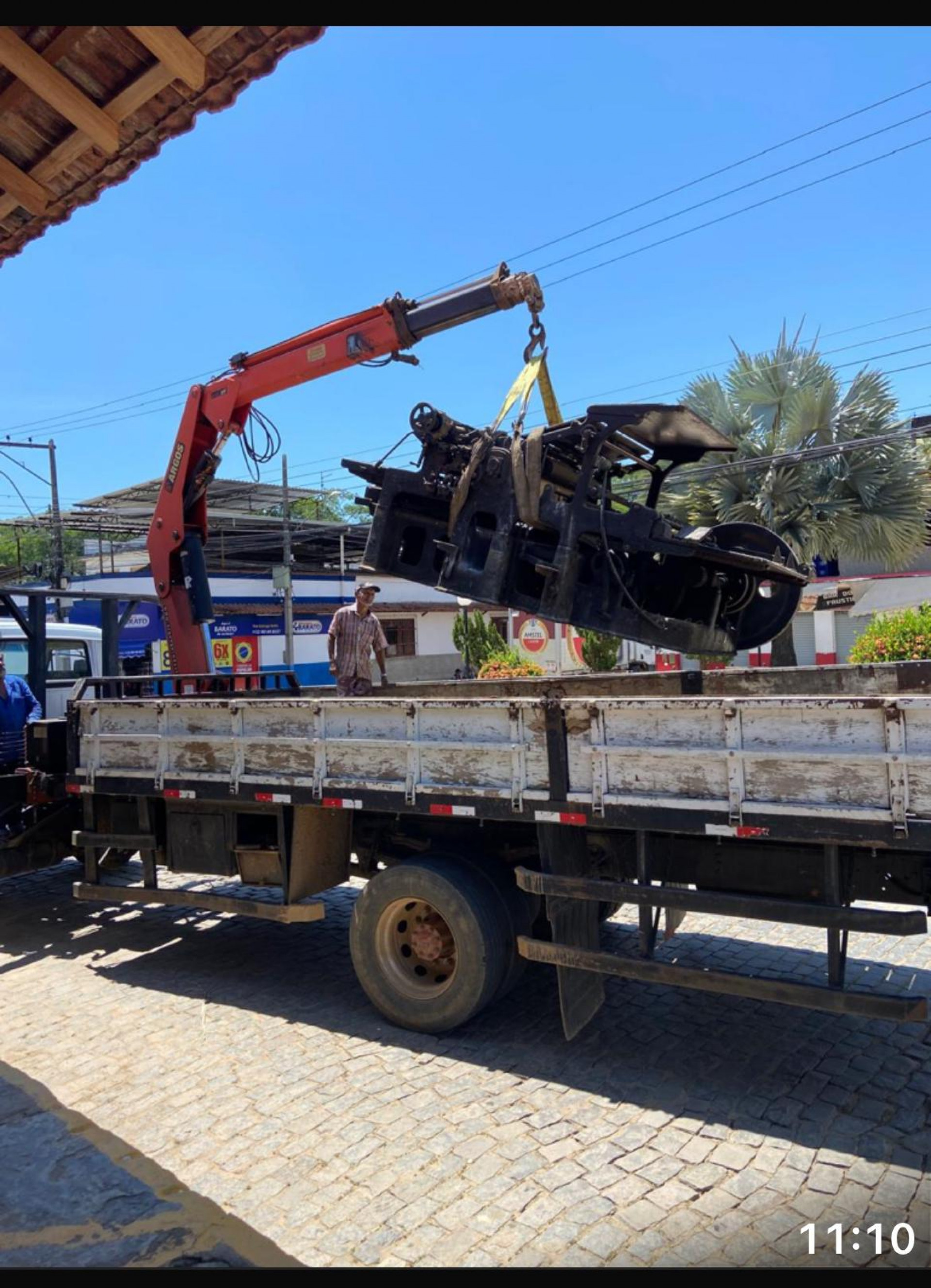 A impressora sendo transportada para Retiro do Muriaé, distrito de Itaperuna-RJ