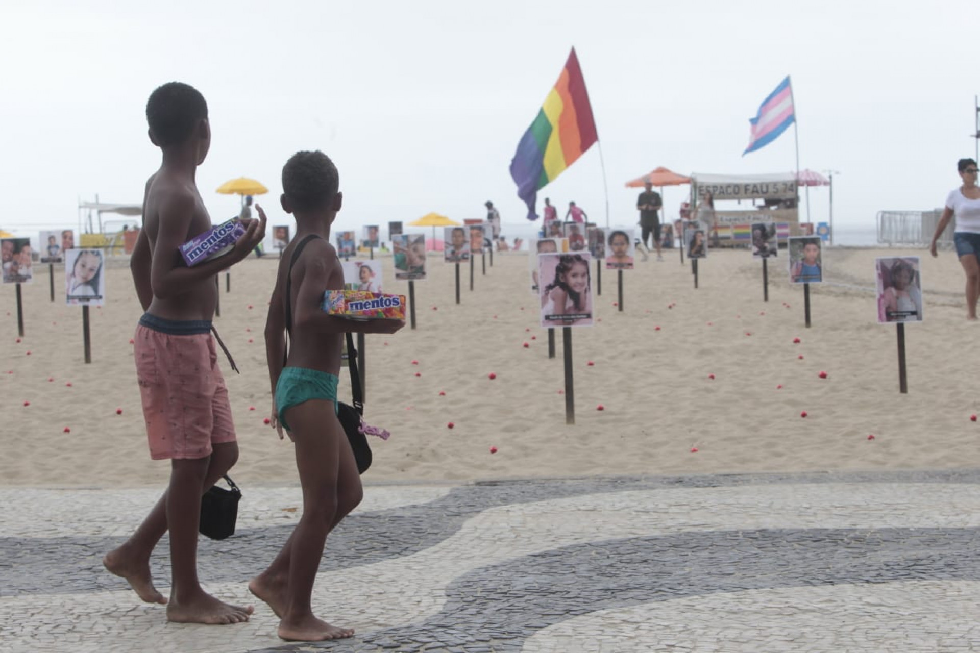 O protesto na Praia de Copacabana homenageia crianças vítimas de bala perdida - Reginaldo Pimenta/Agência O DIA