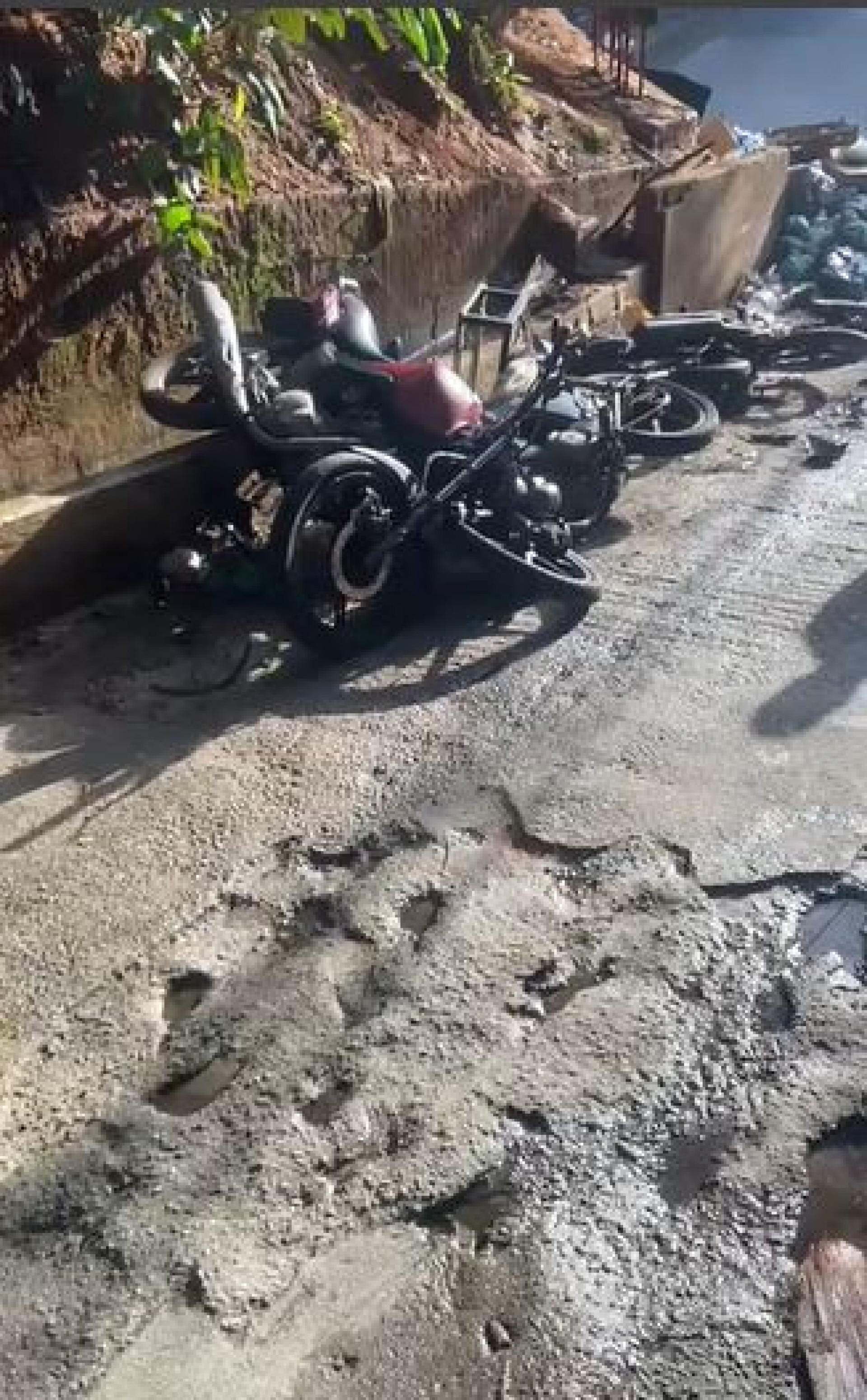 Motos encontradas jogadas após operação na Rocinha - Reprodução