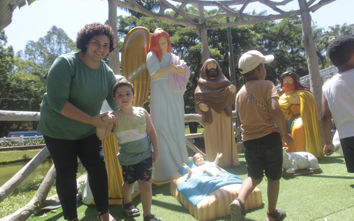 A moradora de S&atilde;o Gon&ccedil;alo, P&acirc;mela Fernandes, de 36 anos, e seu filho Frank Fernandes, de 4