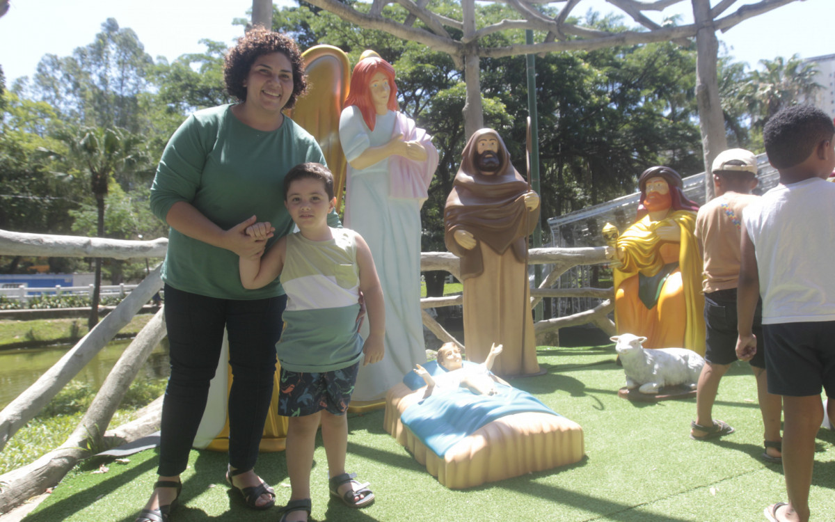 A moradora de S&atilde;o Gon&ccedil;alo, P&acirc;mela Fernandes, de 36 anos, e seu filho Frank Fernandes, de 4