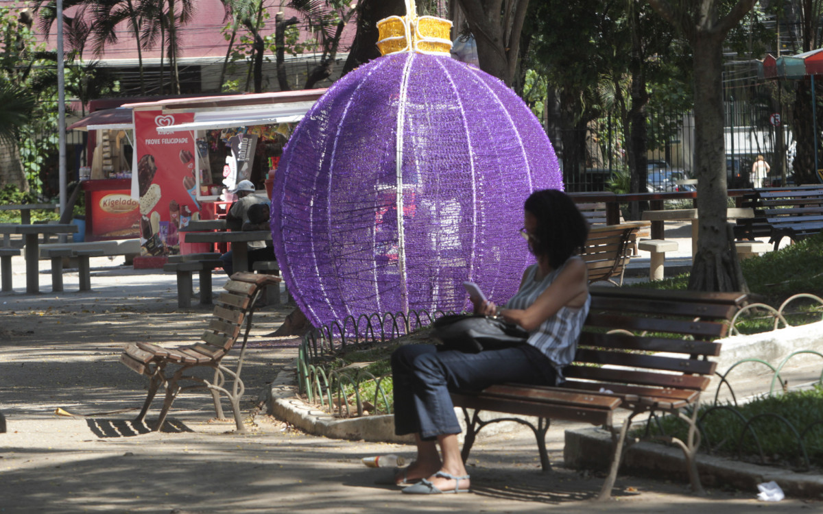 Enfeites de Natal encantam visitantes do Campo de S&atilde;o Bento, no Icara&iacute;, em Niter&oacute;i