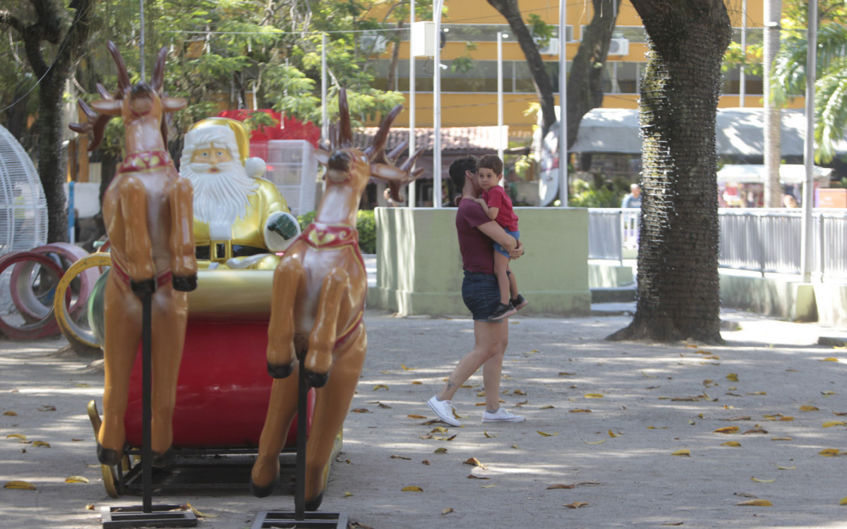 Enfeites de Natal encantam visitantes do Campo de S&atilde;o Bento, no Icara&iacute;, em Niter&oacute;i