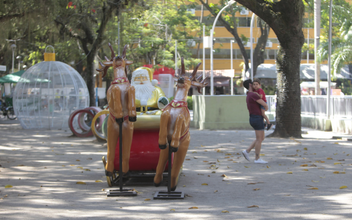 Enfeites de Natal encantam visitantes do Campo de S&atilde;o Bento, no Icara&iacute;, em Niter&oacute;i