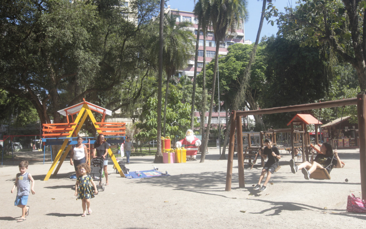 Enfeites de Natal encantam visitantes do Campo de S&atilde;o Bento, no Icara&iacute;, em Niter&oacute;i
