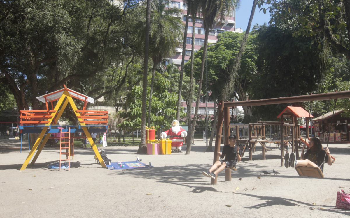 Enfeites de Natal encantam visitantes do Campo de S&atilde;o Bento, no Icara&iacute;, em Niter&oacute;i