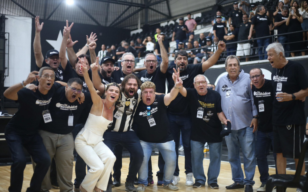 Comemoração de João Paulo Magalhães e apoiadores após a eleição no Botafogo