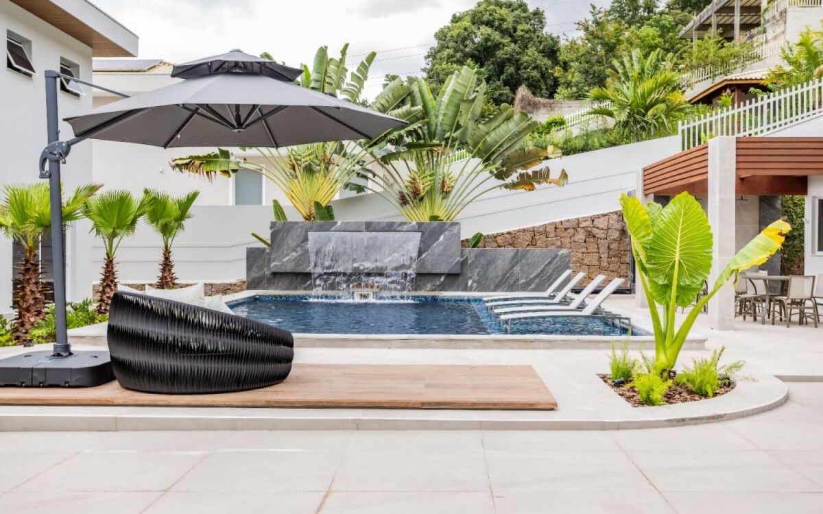 Os elementos naturais e a ousadia nas cores farão parte do design de interiores em 2025 (Imagem: Rodrigo Mazolla | Projeto: Daniel Santana)