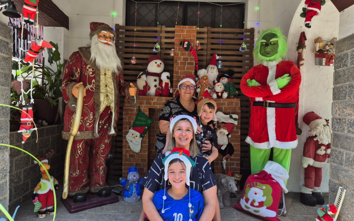 Fabiana Pingitore ao lado da mãe Cristina e dos filhos Vicente e Vinicius na decoração de Natal - Reprodução/Arquivo Pessoal