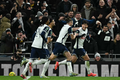 Em jogo de sete gols, Tottenham vence o United e avança na Copa da Liga Inglesa