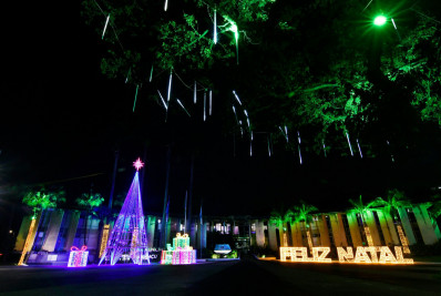 Decoração natalina de Nova Iguaçu conquista moradores com muita luz e cor