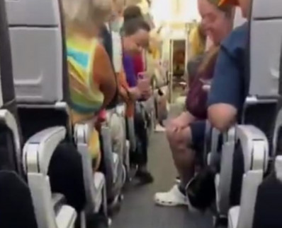 Vídeo: passageiros entram em pânico após avião ser 'inundado' por água de vaso sanitário