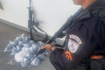 Polícia Militar apreende fuzil e drogas em Belford Roxo