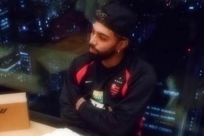 Gabigol posta foto com a camisa do Flamengo durante férias no Japão