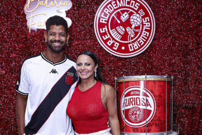 Viviane Araújo posa com o marido em festa de Natal do Salgueiro