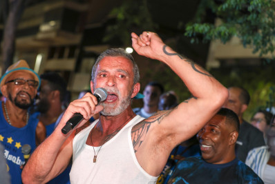 Paulo Barros empolga multidão em ensaio da Vila: 'Comunidade que vai trazer essa p* desse título' 