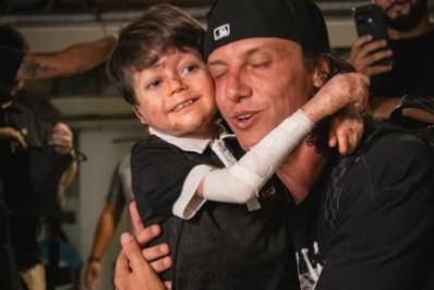 Menino Gui conhece David Luiz, do Flamengo, e brinca: 'Quero você no Vasco'