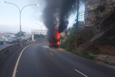 Ônibus incendiado causa interdições na Estrada Grajaú-Jacarepaguá