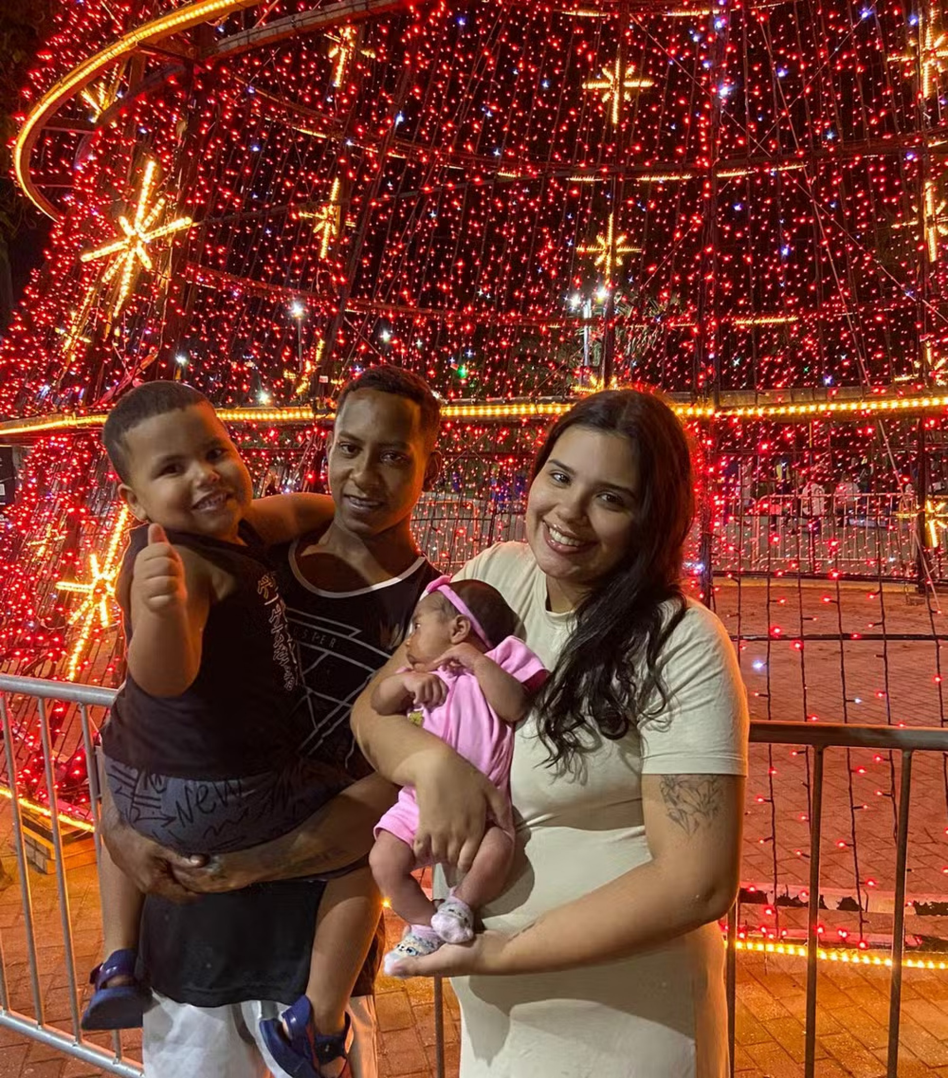 Os pais Leandro e Luiza junto com seus filhos, Moana Sophie e Lorenzo Gabriel
