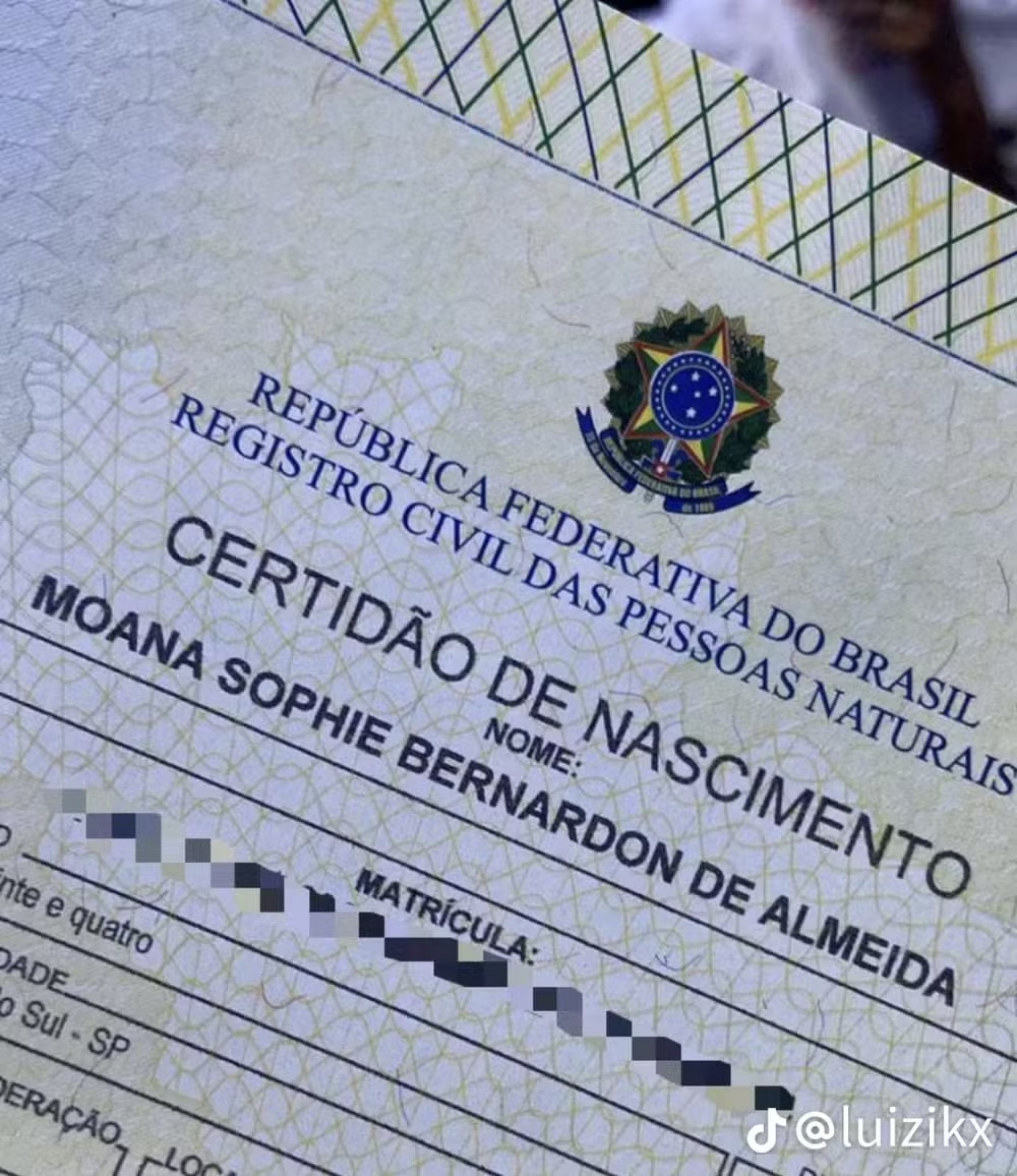 Certidão de nascimento da pequena Moana Sophie