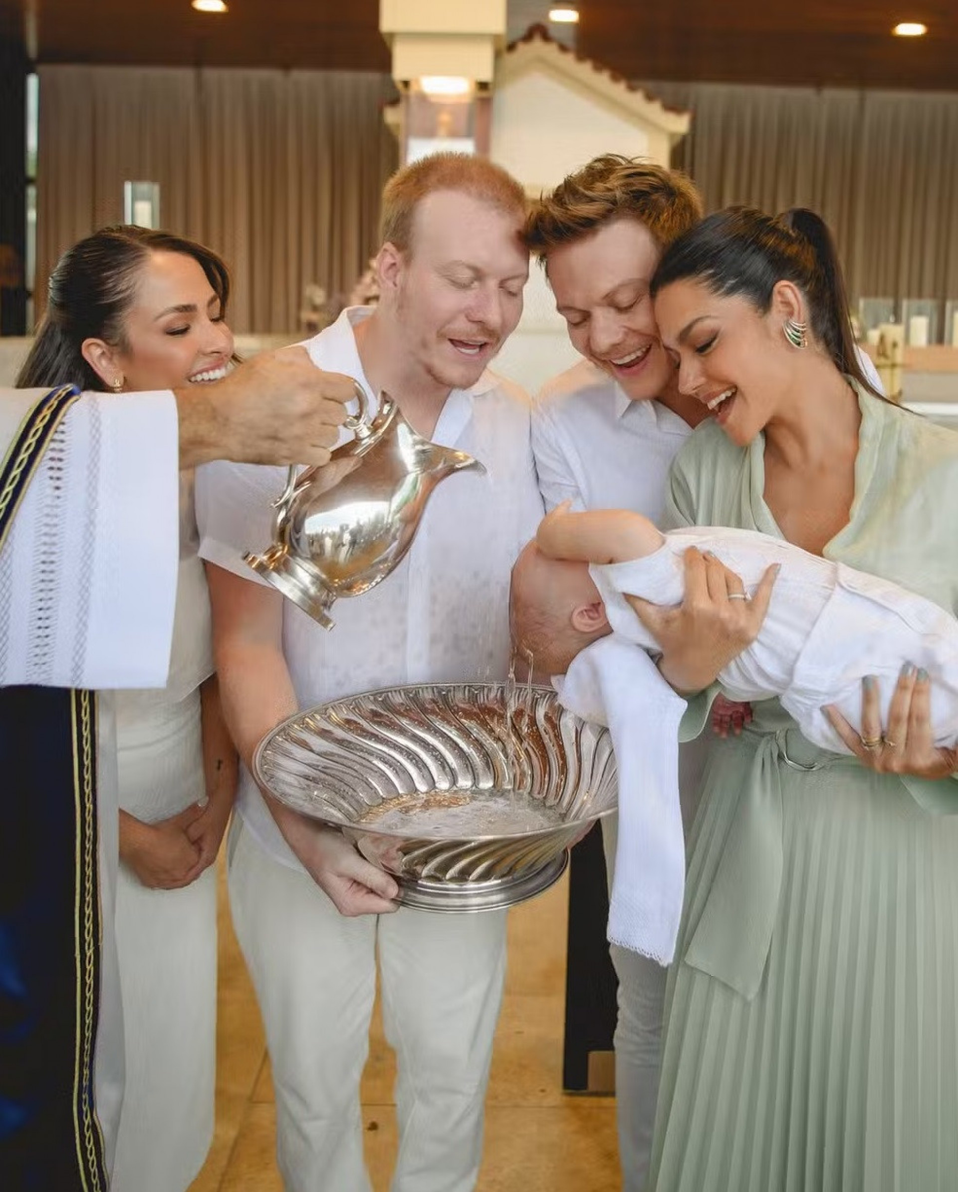 Michel Teló e Thais Fersoza no batizado do filho de Gabi Luthai e Téo Teló - Reprodução/Instagram