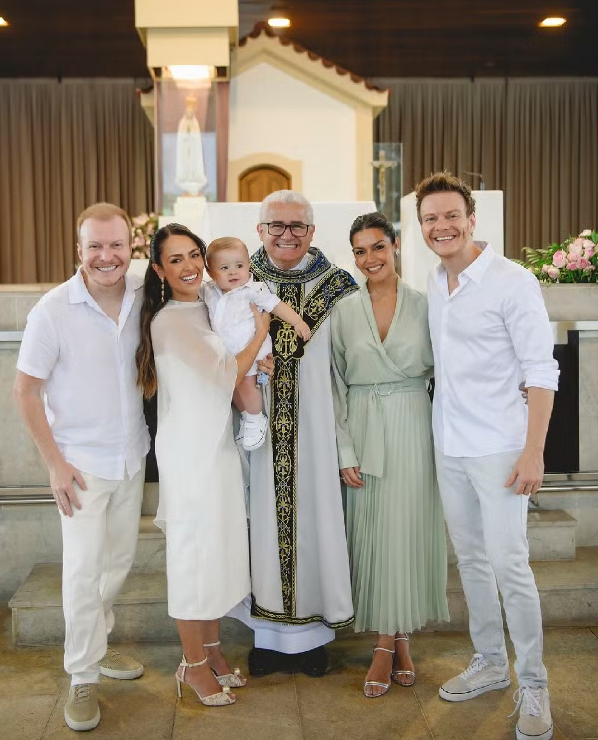 Michel Teló e Thais Fersoza no batizado do filho de Gabi Luthai e Téo Teló - Reprodução/Instagram
