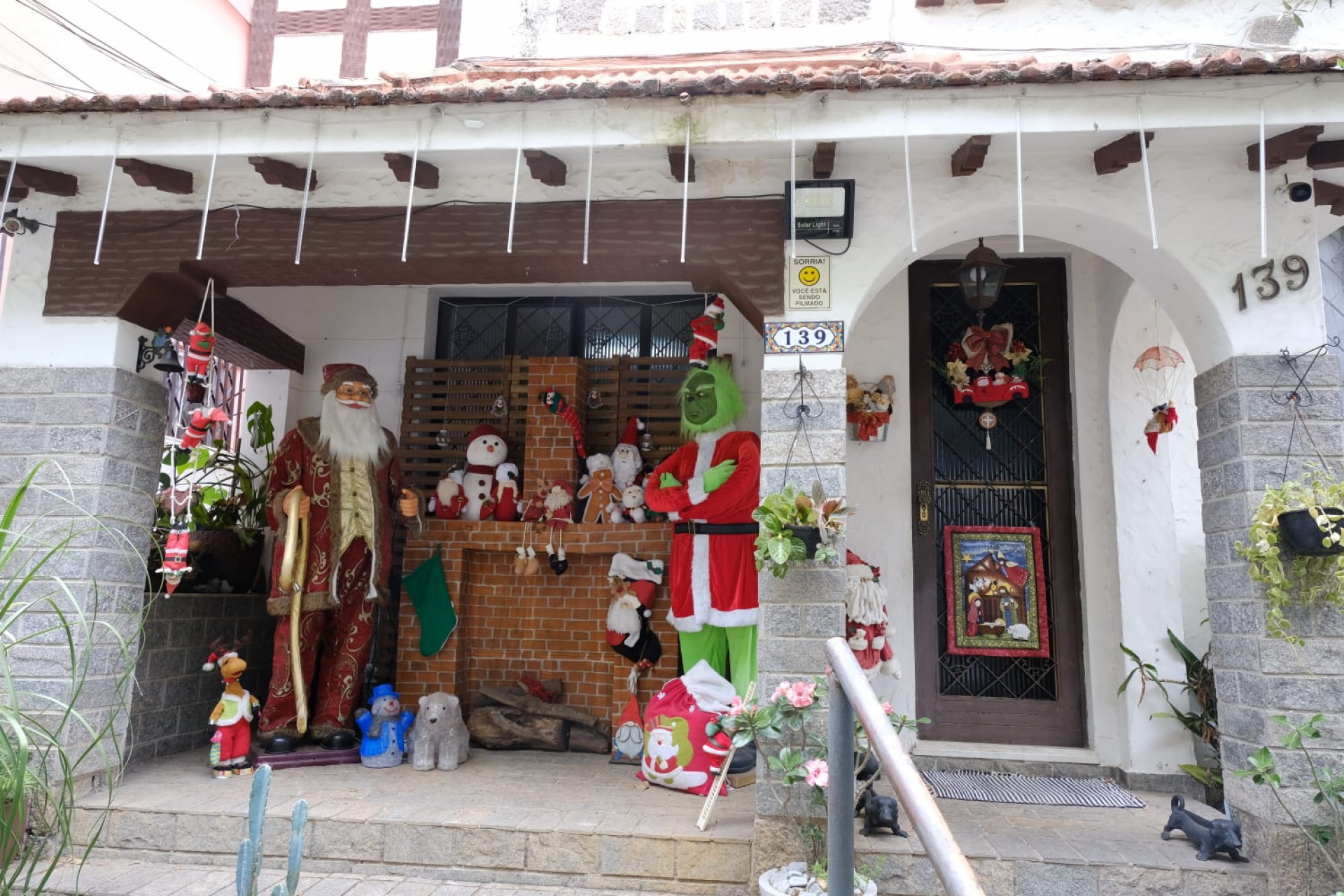 Na Avenida Júlio Furtado, casa de 80 anos atrai moradores por decoração de Natal
- Pedro Teixeira/Agência O Dia