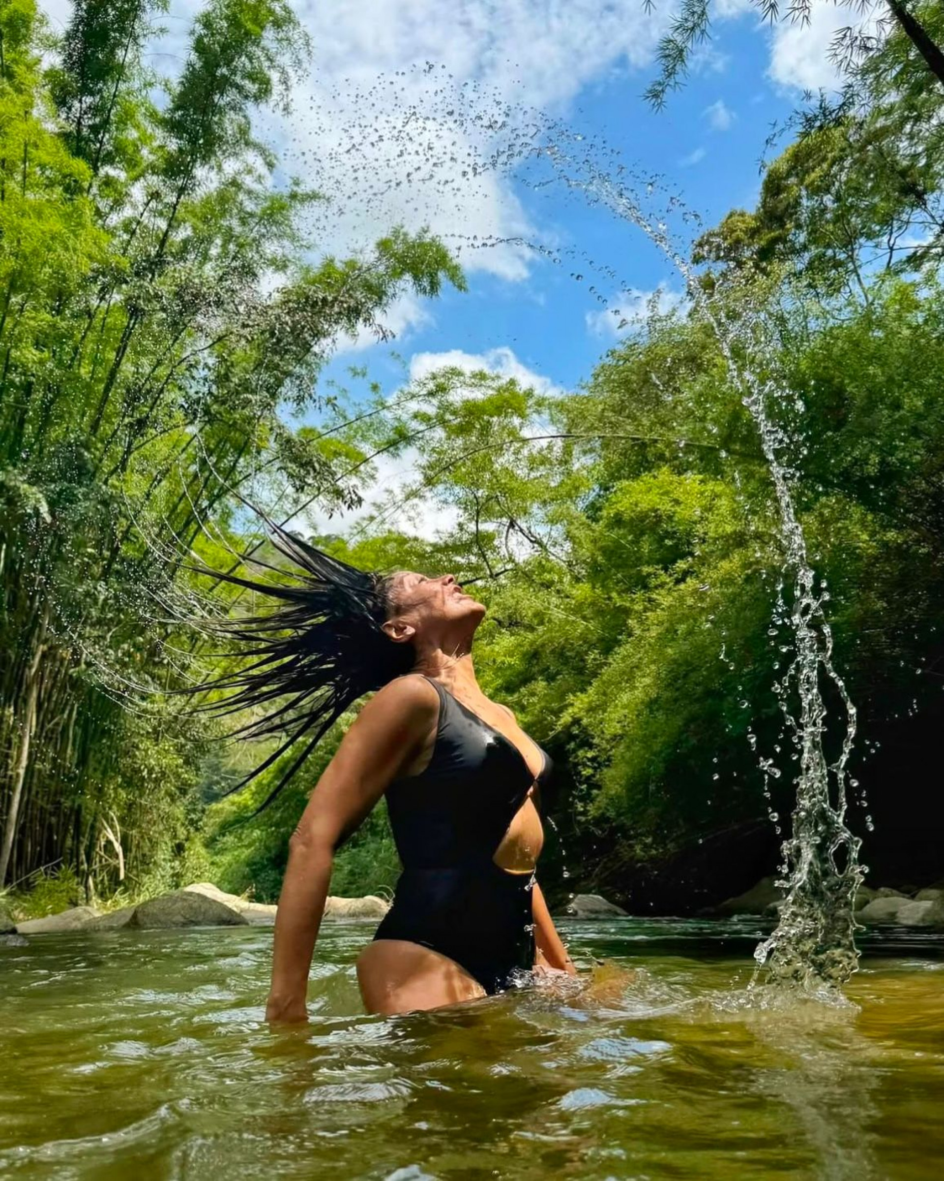 Dira Paes encanta seguidores com fotos em rio - Reprodução do Instagram