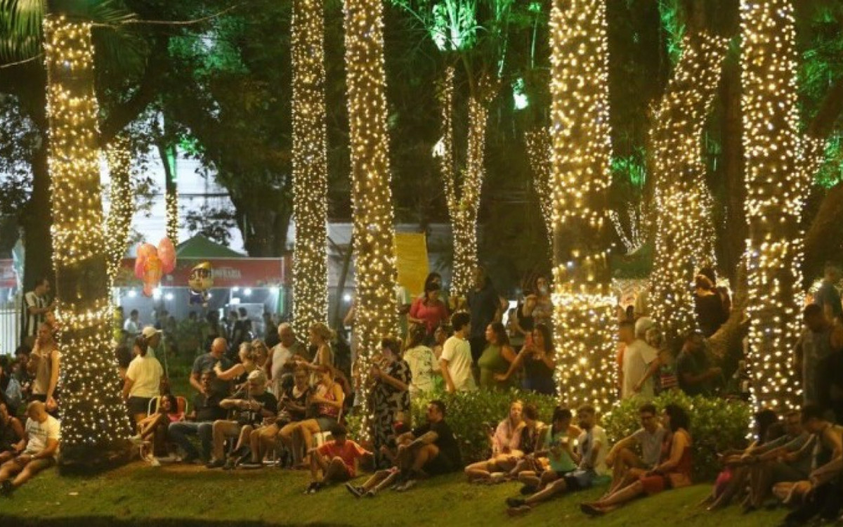 Esculturas de LED e iluminação em árvores decoram às noites do Campo de São Bento, no Icaraí, em Niterói