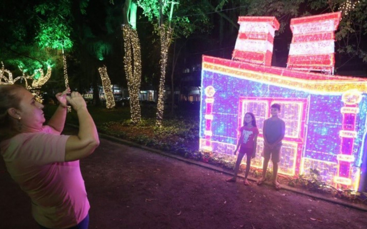 Esculturas de LED e iluminação em árvores decoram às noites do Campo de São Bento, no Icaraí, em Niterói