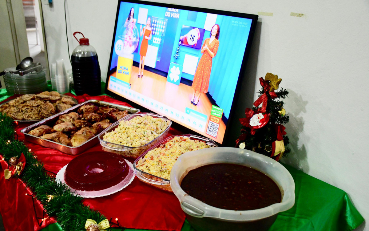 A ceia de natal foi regada a muita comida e sobremesa para os usuários do Centro Pop