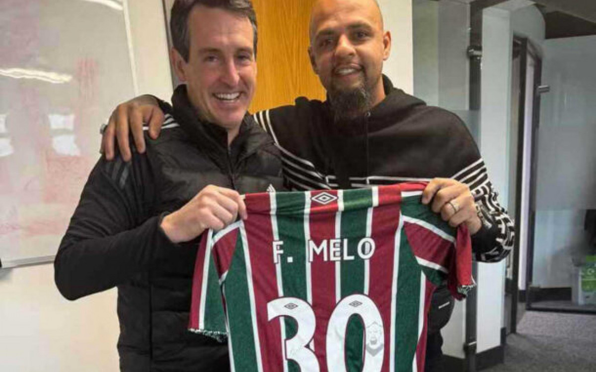 Felipe Melo presenteia Unai Emery, do Aston Villa, com camisa do Fluminense