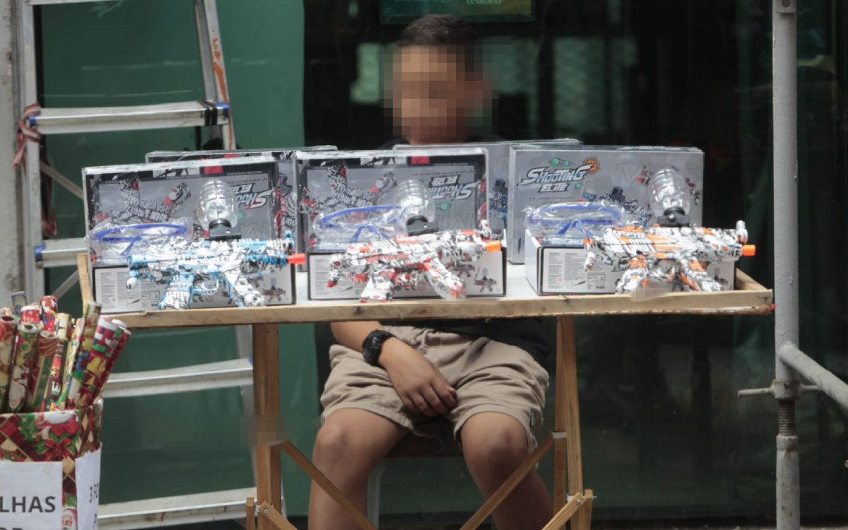 Mesmo proibidas, armas de brinquedo que disparam bolas de gel são vendidas no Saara