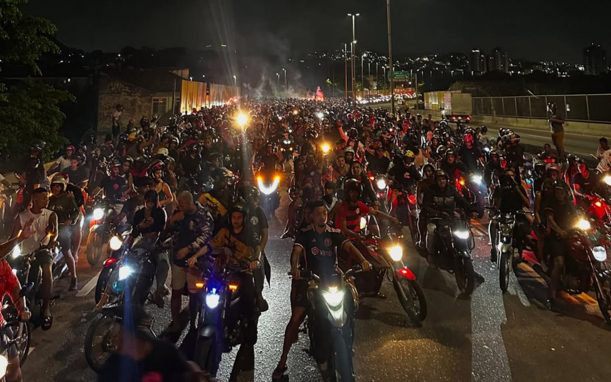 Centenas de motociclistas sa&iacute;ram do Complexo do Alem&atilde;o em dire&ccedil;&atilde;o a Zona Sul