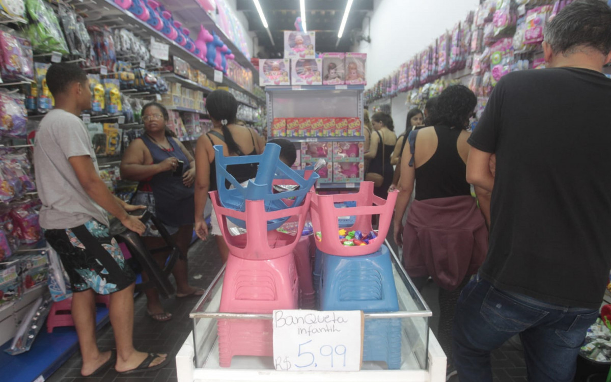 Lojas de brinquedos do Saara tiveram grande movimentação nesta sexta-feira