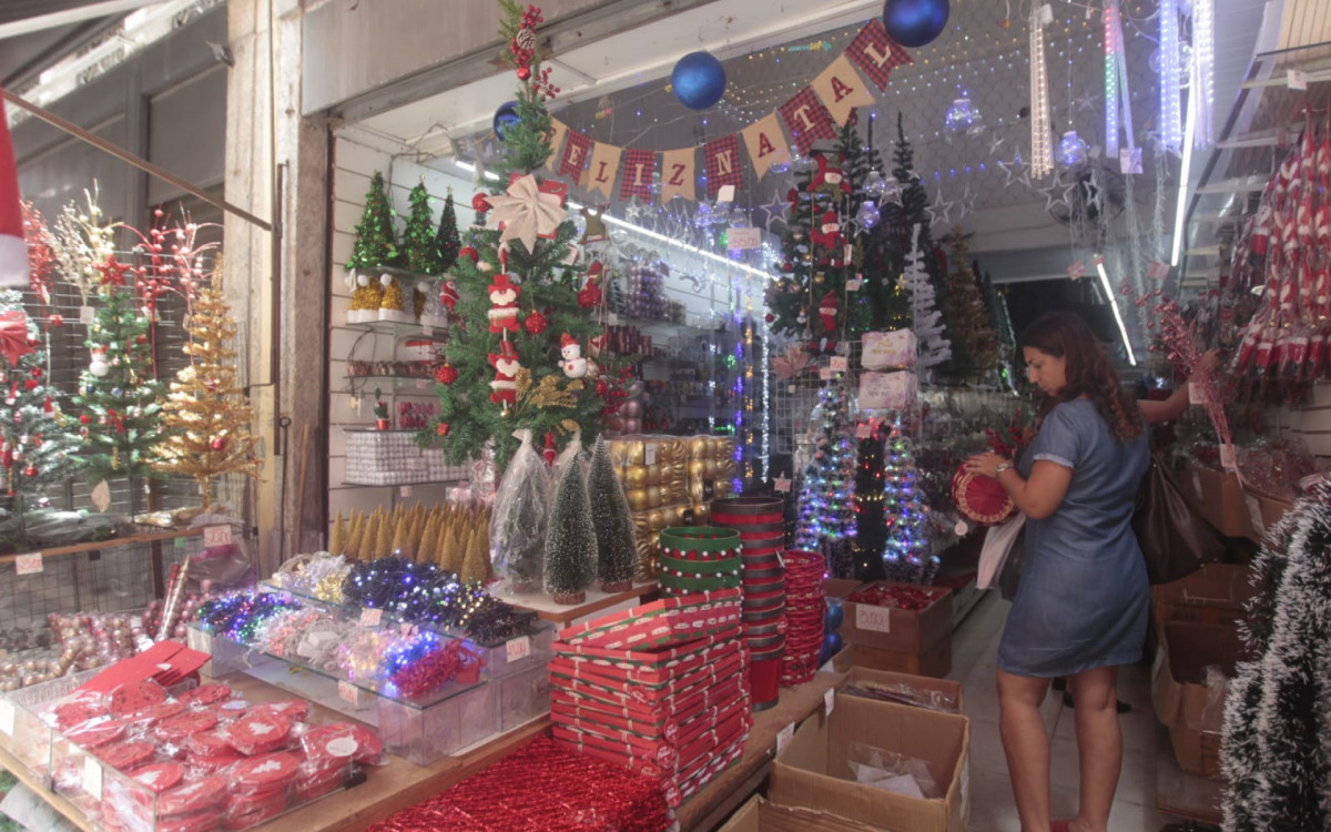 Vendedora conta que loja Hao Qian Presentes vendeu quase todo o estoque de decoração