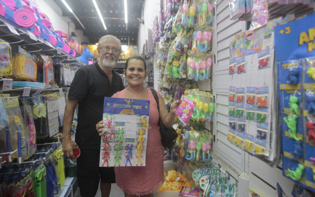 O casal Simone e Domingos em \'missão de Natal\' 