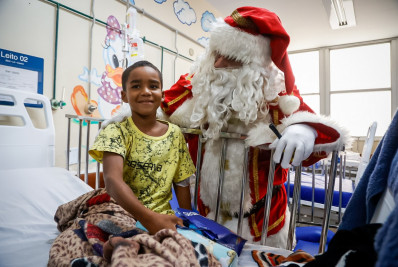 Crianças internadas no Hospital Miguel Couto recebem visita do Papai Noel