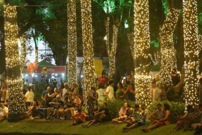Símbolo de Niterói, Campo de São Bento encanta moradores e visitantes com decoração iluminada de Natal