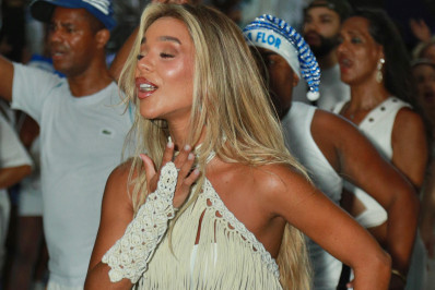 Grávida, Brunna Gonçalves cai no samba em ensaio da Beija-Flor