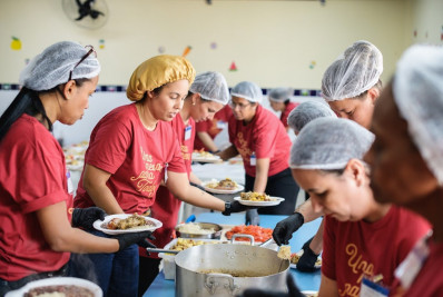 Ação com mais de 300 voluntários promove ceia de Natal para pessoas em situação de rua