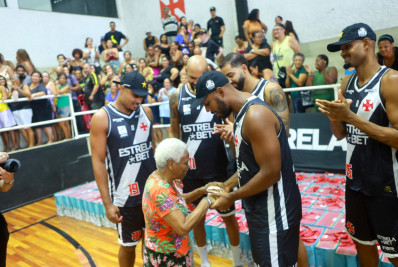 Vasco entrega 250 cestas básicas a moradores de comunidades próximas a São Januário