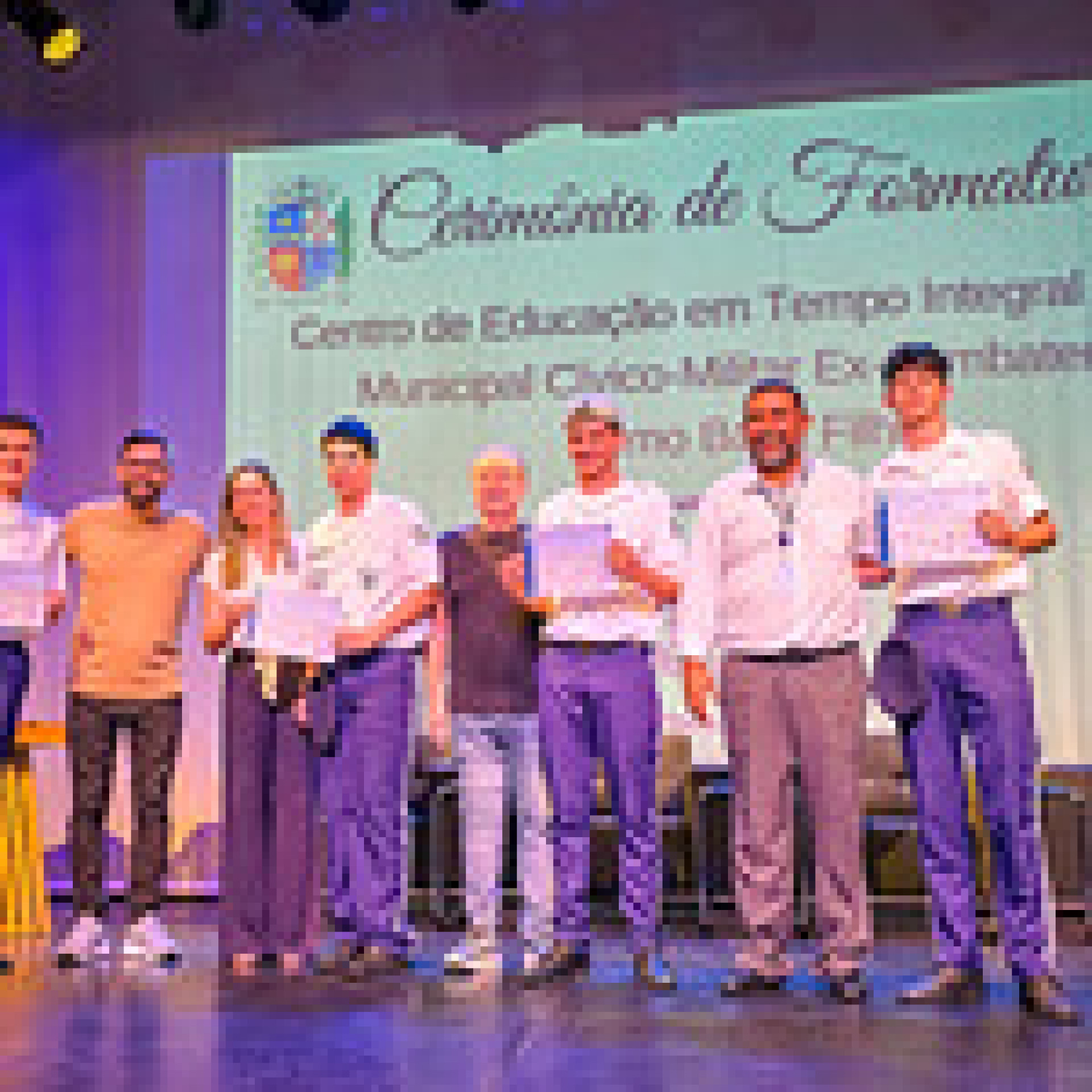 Rubinho Metalúrgico (E), Milene Lima (centro), Fernando Jordão (centro), e Paulo Fortunato (D) na entrega dos certificados de conclusão - Divulgação/PMAR