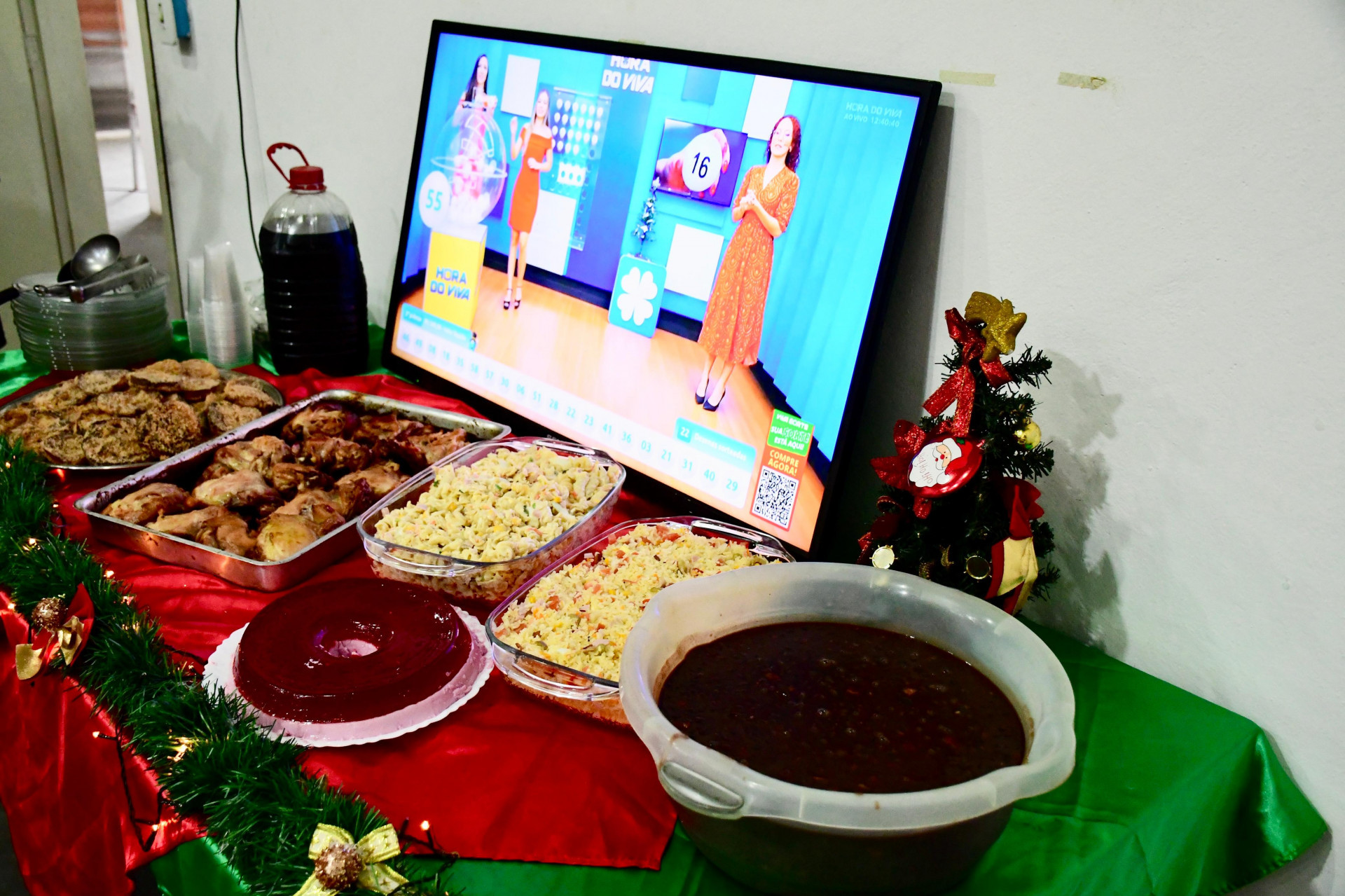 A ceia de natal foi regada a muita comida e sobremesa para os usuários do Centro Pop - Divulgação / PMBR