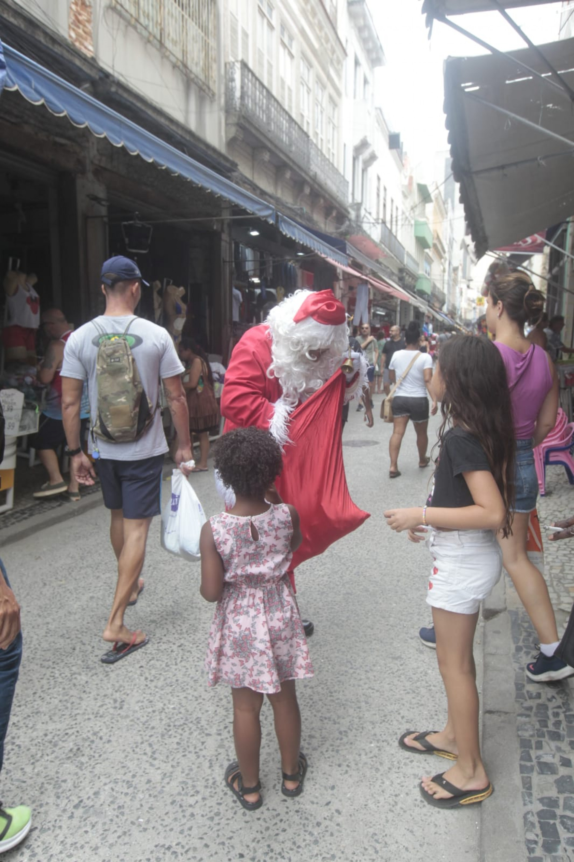 Há cerca de 20 anos, Luciano Costa entrega presentes no Saara vestido de Papai Noel 