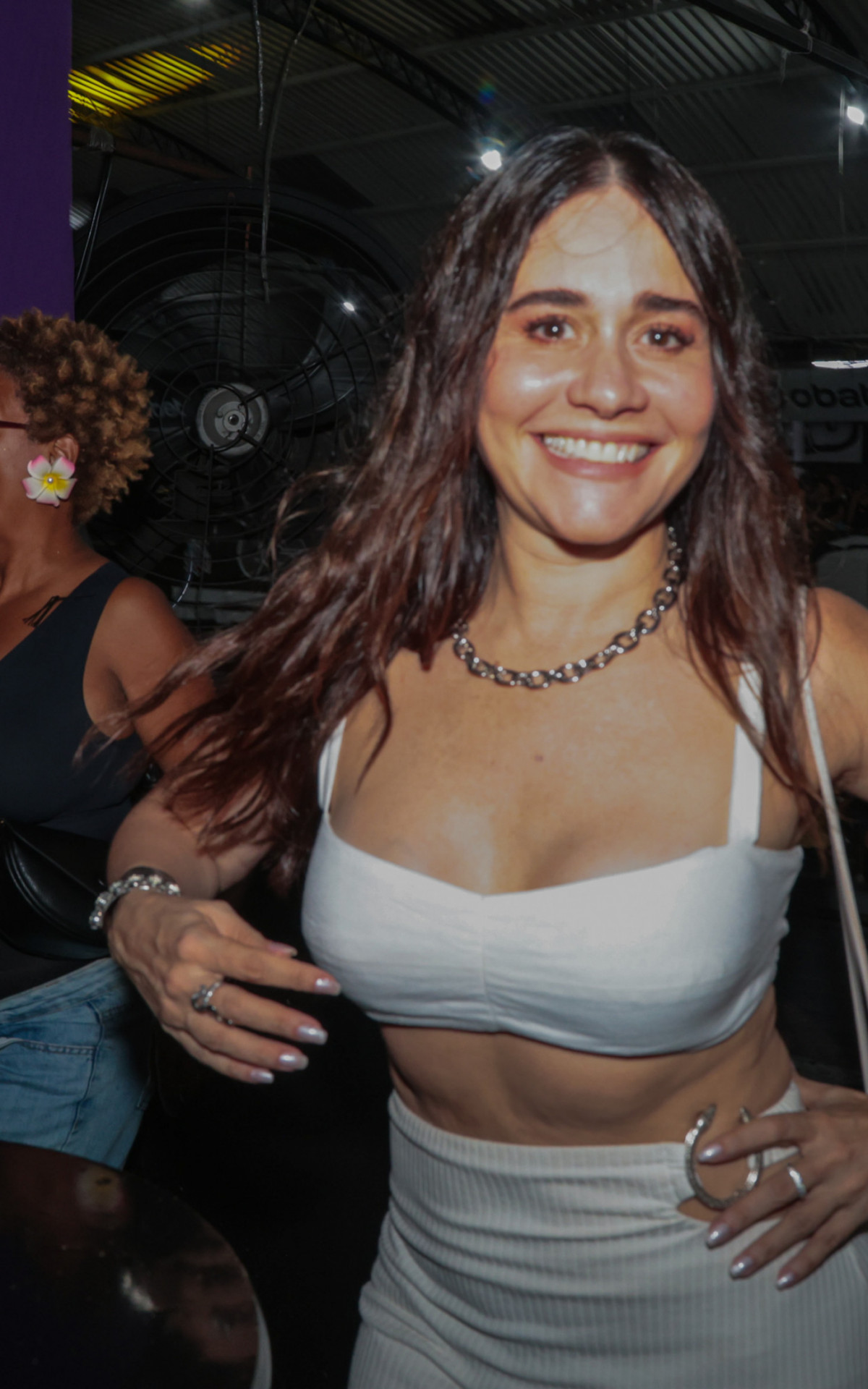 Alessandra Negrini se joga em último ensaio do ano da Gaviões da Fiel, na noite desta sexta-feira (20)