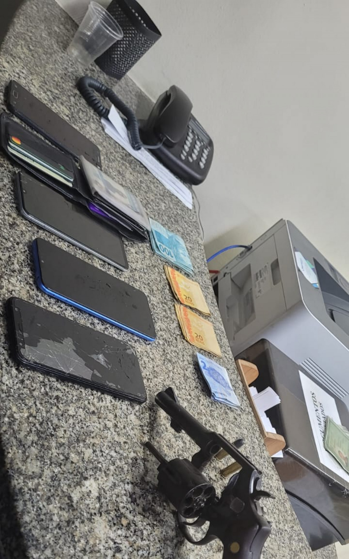 Duas réplicas de arma de fogo, uma faca e diversos pertences dos moradores foram apreendidos - Divulgação