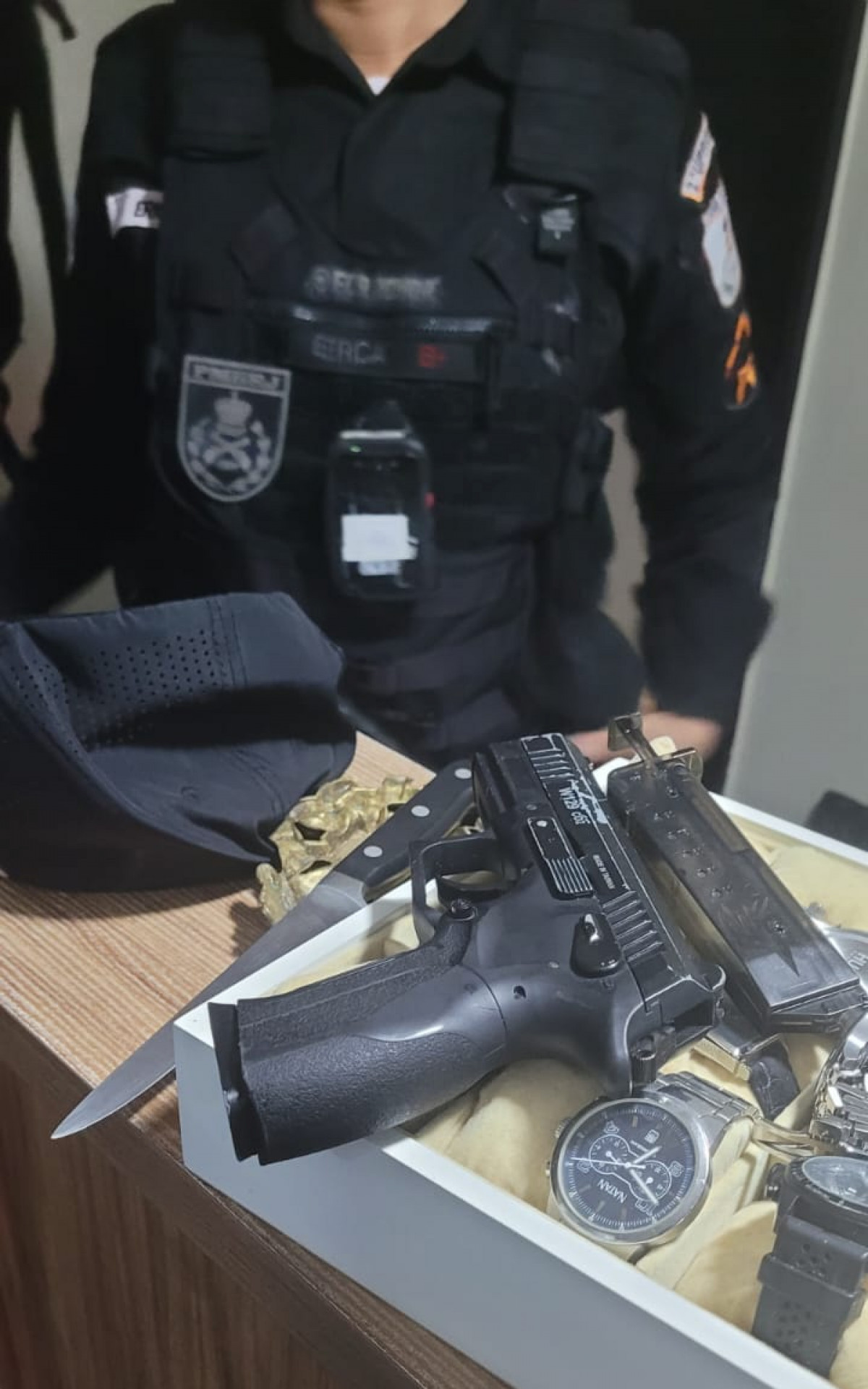 Duas réplicas de arma de fogo, uma faca e diversos pertences dos moradores foram apreendidos - Divulgação